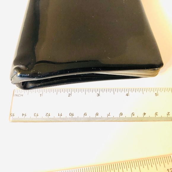SOLD 1960s Black Patent Leather Clutch w/ Kiss Closure - Picture 6 of 8